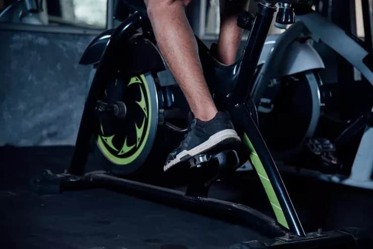 Bieżnia czy rowerek na odchudzanie – co lepiej spali kalorie?