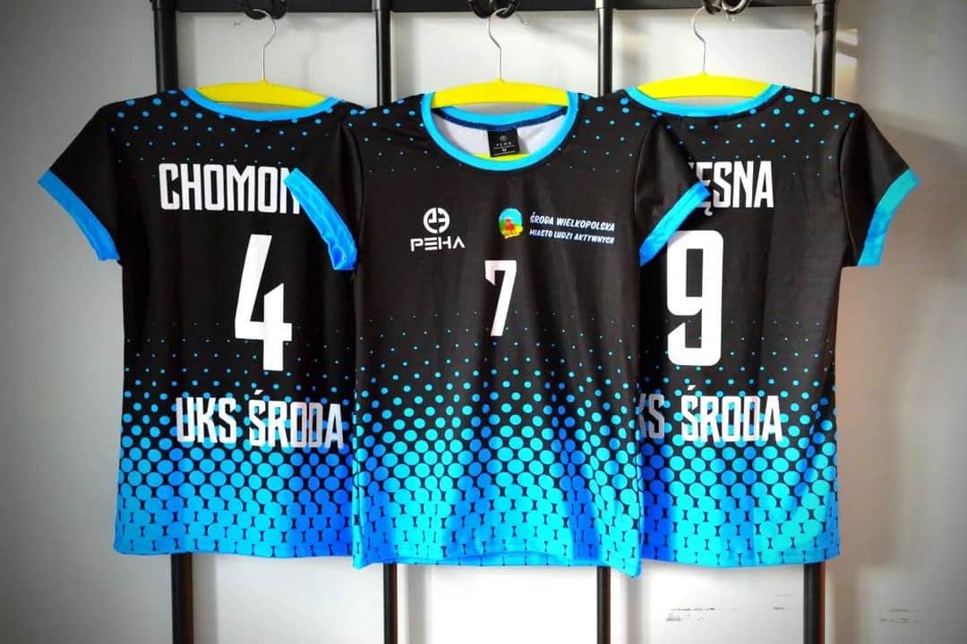 Jak wybrać idealną koszulkę siatkarską damską z twoim nazwiskiem