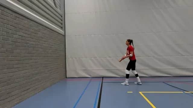 Skuteczne ćwiczenia siatkarskie: 15 prostych technik do treningu w domu